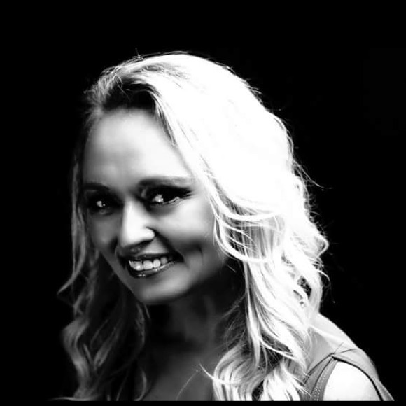 Meet your Posher, Julie - Picture 1 of 1